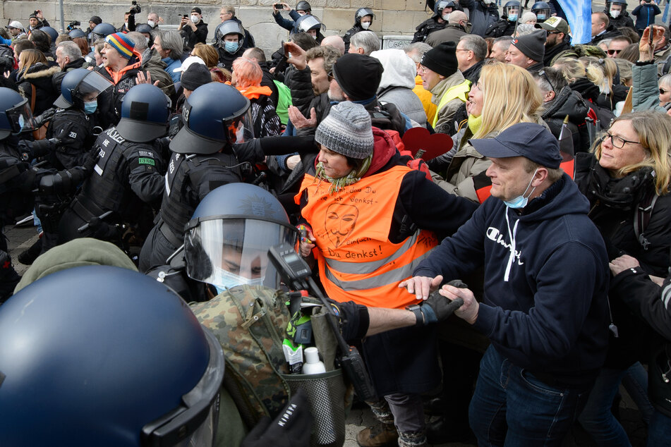 Einsatzkräfte der Polizei sind bei der Kundgebung unter dem Motto "Freie Bürger Kassel - Grundrechte und Demokratie" im Einsatz. Laut Polizei waren mehrere tausend Menschen in der Innenstadt unterwegs und missachteten bei dem nicht angemeldeten Demonstrationszug gegen Corona-Maßnahmen die Anweisungen der Behörden.
