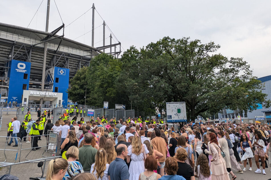 Endlich werden die teils seit Stunden wartenden Fans eingelassen.