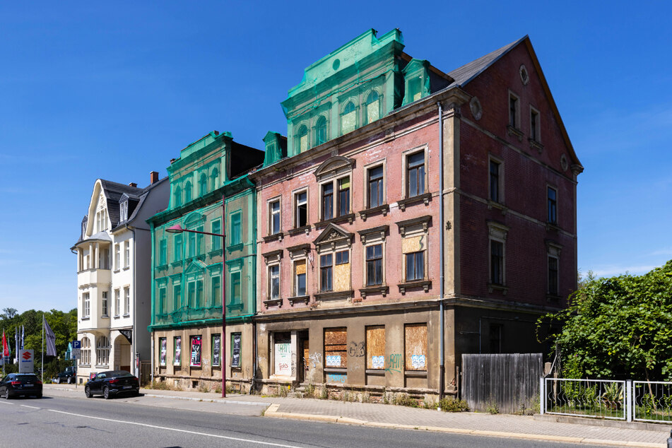 Die beiden Bröckelhäuser in der Limbacher Straße sind laut Stadt abgesichert und ohne statische Probleme. Gehandelt werden soll deshalb nicht.