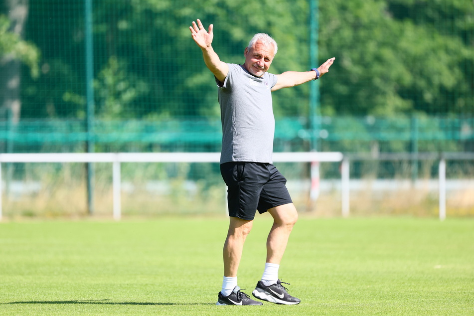 Hoch die Hände, Wochenende! FCE-Coach Pavel Dotchev (57) freut sich sichtlich auf den Punktspielauftakt gegen Ingolstadt.