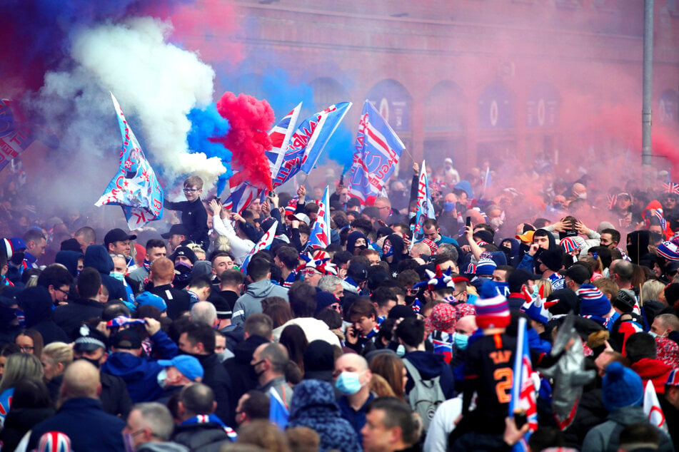 Glasgow Rangers Erstmals Seit Zehn Jahren Schottischer Meister Fans Halten Sich Nicht An Corona Regeln Tag24