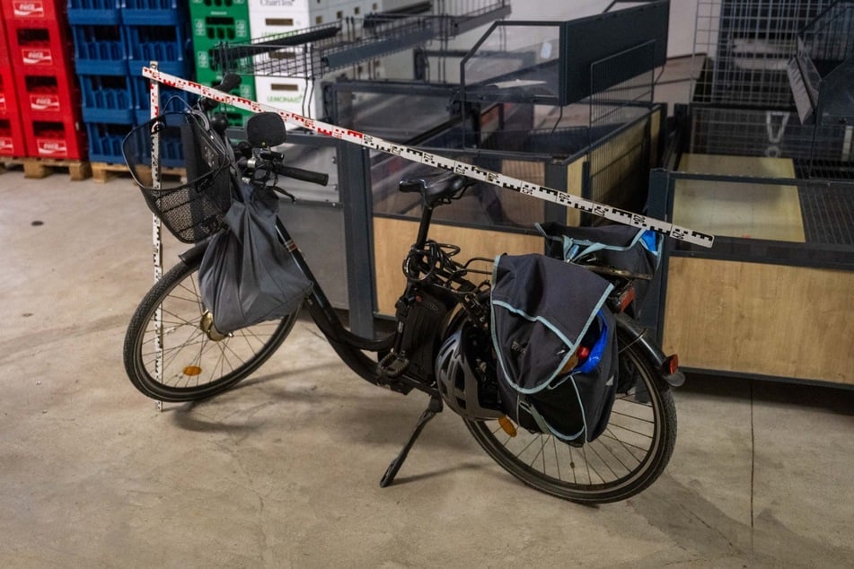 Der Mann war mit diesem E-Bike unterwegs und damit gestürzt, wobei er mit dem Kopf auf einer Bordsteinkante landete.