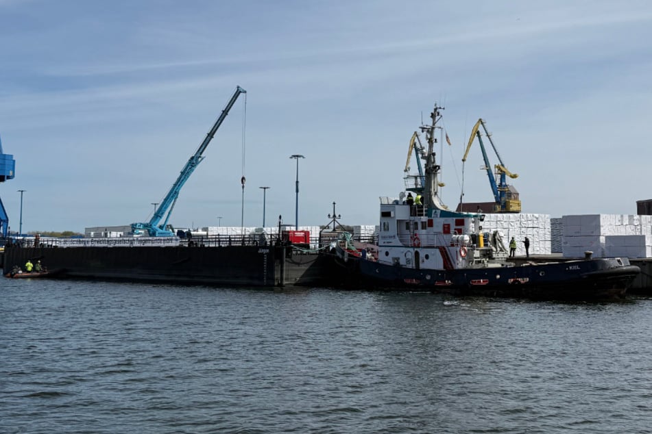 Die "Robin Hood" (r.) ist am Montagnachmittag samt Barge im Hafen von Wismar eingetroffen. Am Dienstag soll die Barge bei der Rettung von "Timmy" zum Einsatz kommen.