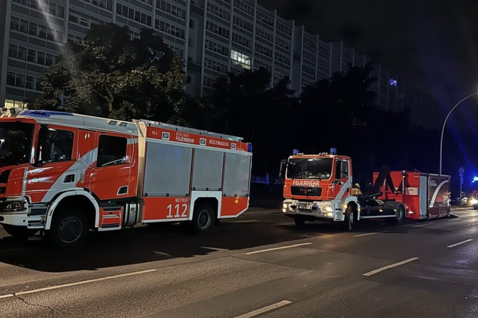 Rund 40 Einsatzkräfte waren mit vier Löschfahrzeugen vor Ort.
