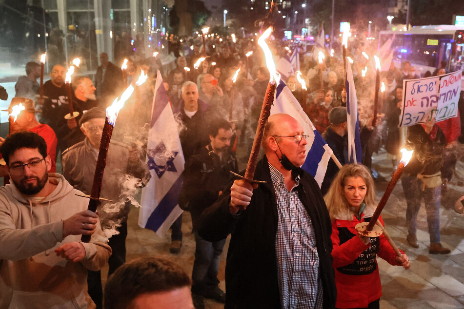Tausende demonstrierten gegen die angeblich korrupte und kriminelle neue Regierung Israels.