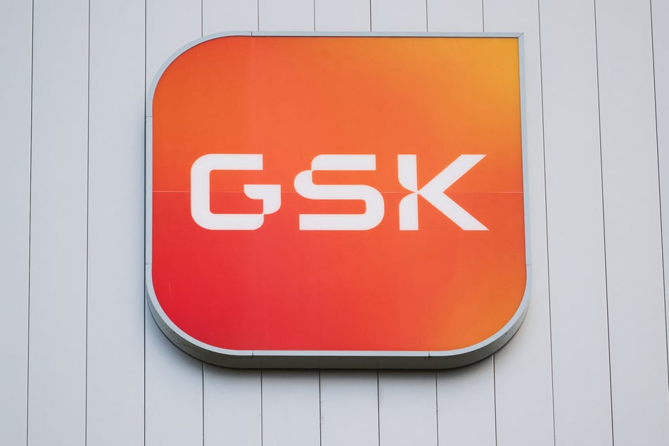 Das Logo von GlaxoSmithKline (GSK) ist an der Fassade des Serumwerkes zu sehen.