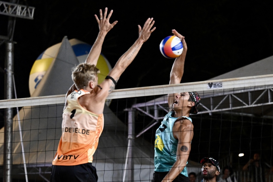 Der Volleyball-Verband der Niederlande stärkt Steven van de Velde (l.) vor den Olympischen Spielen den Rücken.