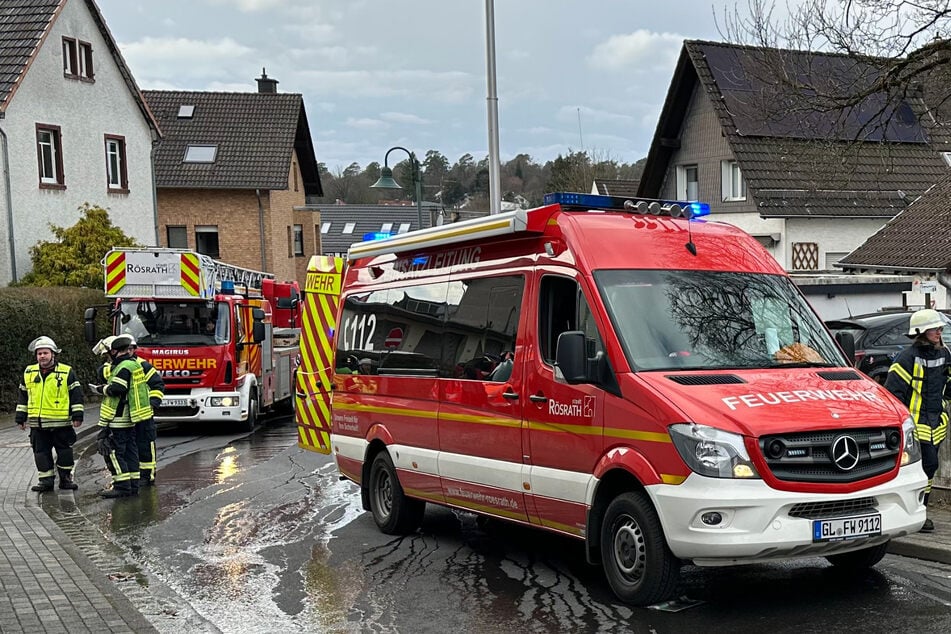 Trotz des Karnevalszugs kamen die Feuerwehrleute reibungslos zum Einsatzort.