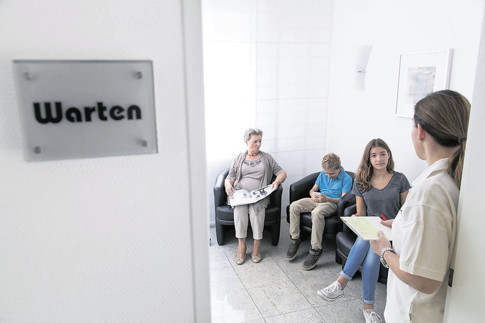 Noch sind die sächsischen Wartezimmer nicht komplett überfüllt. Aber der Krankenstand allgemein ist hoch. (Symbolbild)