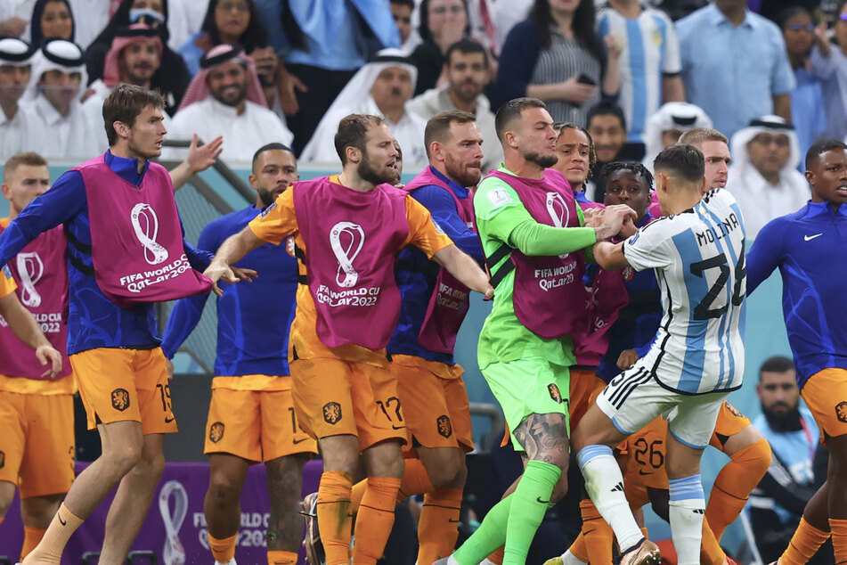Kurz vor Ende der regulären Spielzeit kam es beim Viertelfinale zwischen Niederlande und Argentinien nach einem argentinischen Foul zur Rudelbildung.