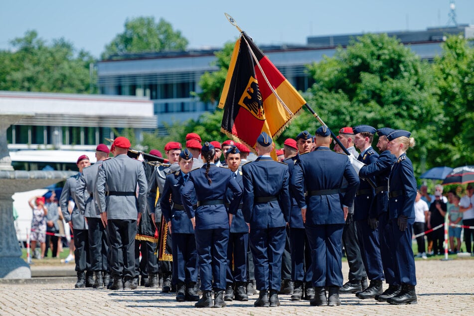 Soldatinnen und Soldaten leisten ihren Eid beim feierlichen Gelöbnis von mehr als 350 Rekrutinnen und Rekruten auf dem Schlossplatz.