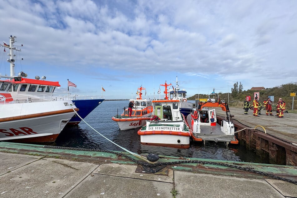 Seenotrettungsboote brachten Feuerwehrleute zur Insel.