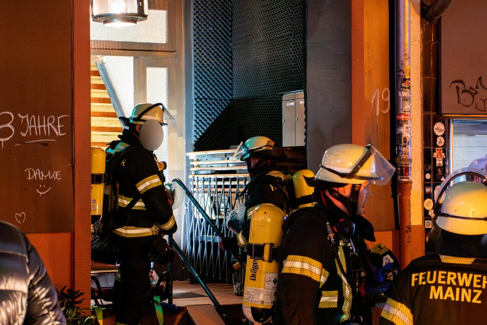 Ein Verletzter bei Wohnungsbrand: Feuerwehr rettet Katze aus den Flammen