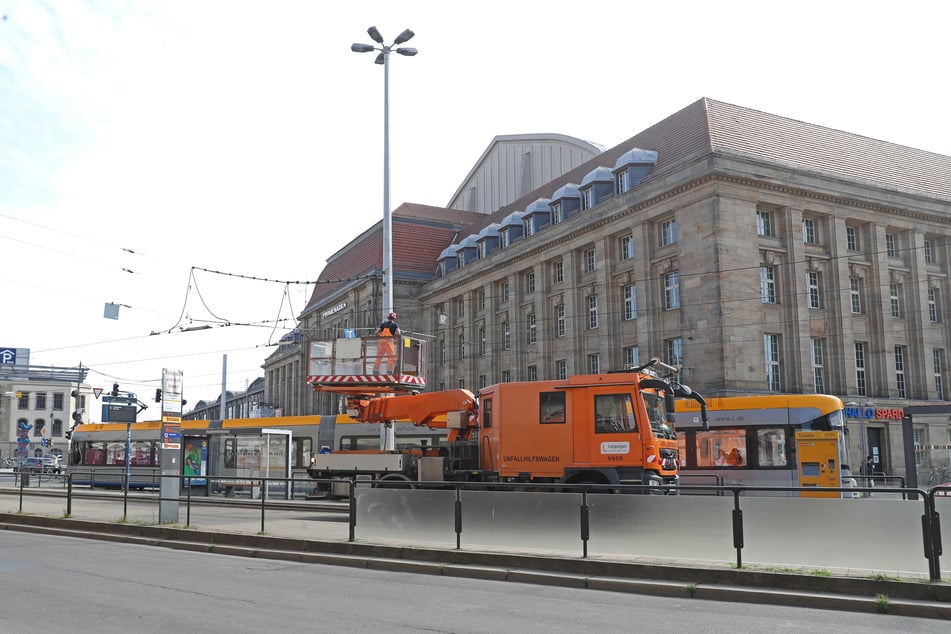 Zunächst wurden dazu die Haltestellen auf der Westseite des Hauptbahnhofs sowie die Bahnsteige C und D gesperrt. Ab Montag beginnt nun die zweite Bauphase samt Sperrung der Steige A, B, C und D.