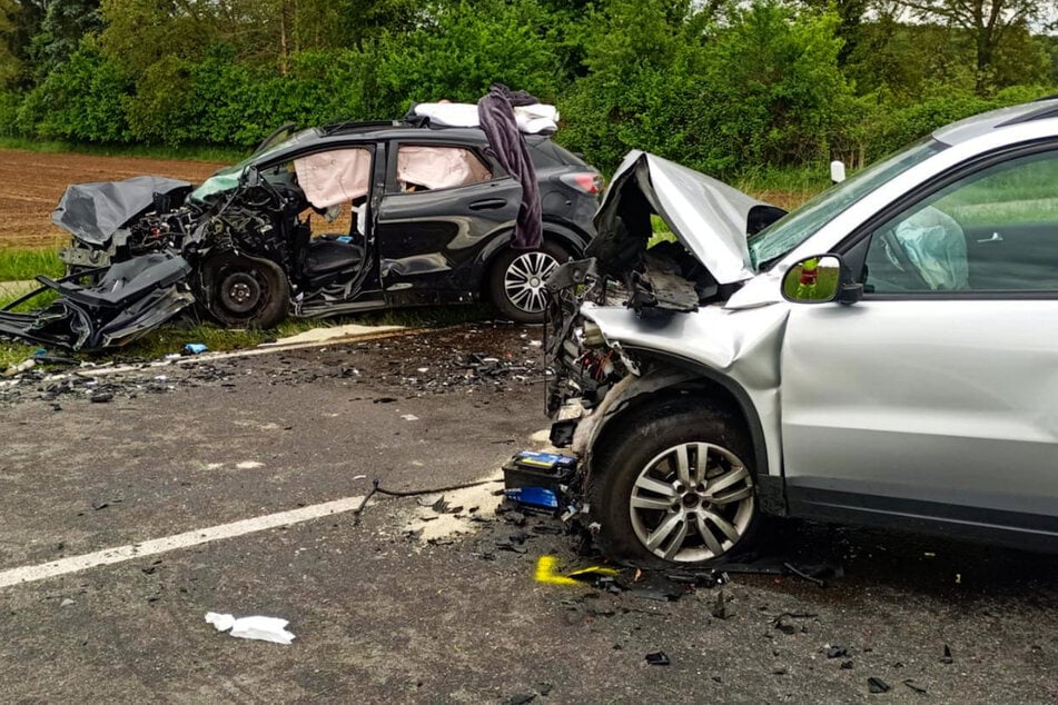 Wie es zu dem Frontalcrash kommen konnte, ist nun Gegenstand der Ermittlungen. Zudem werden Zeugen gesucht.