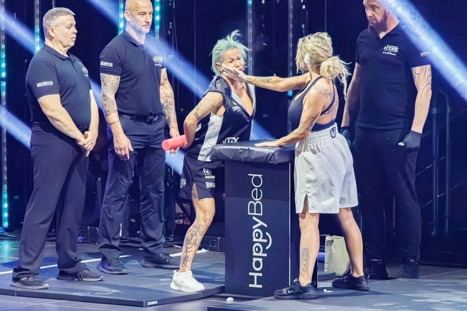 Ginger Wollersheim (l./40) trat bei "The Ultimate Hype" im vergangenen Jahr gegen die Schweizer Influencerin Bellydah (35) an und konnte den Kampf für sich entscheiden. Nach der Premiere 2025 geht das Kampfsport-Event nun als Reihe weiter.