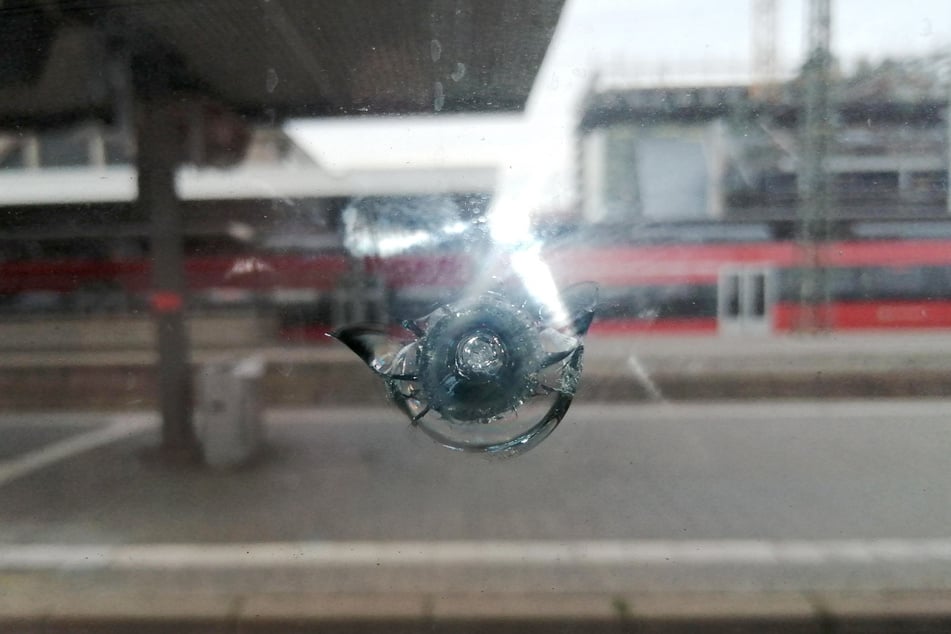 Der ICE wurde von einem Stein getroffen. (Symbolbild)