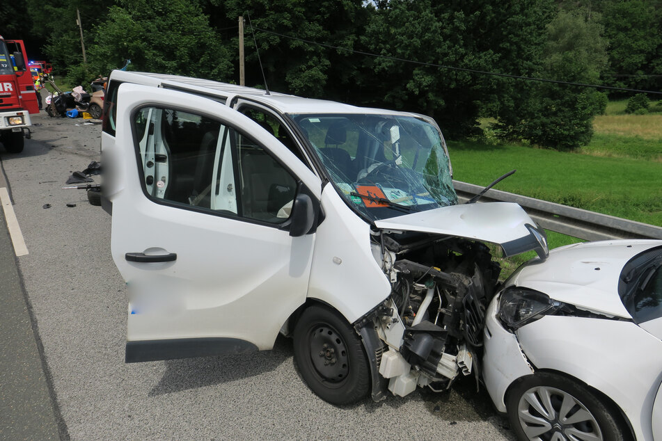 Ein betrunkener Schulbus-Fahrer (57) krachte am Dienstag in Wilkau-Haßlau frontal mit einem Citroën zusammen.