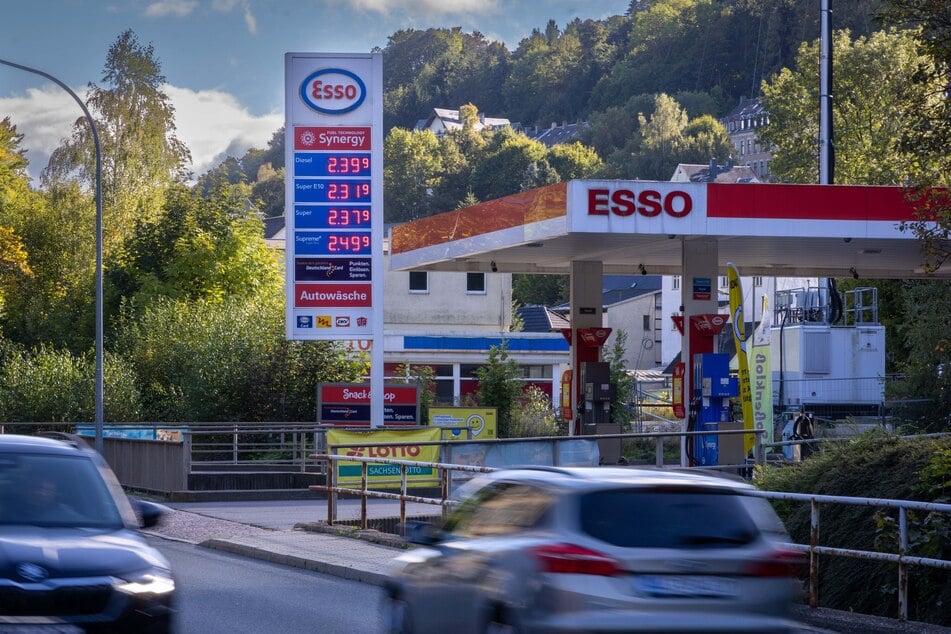 Die hohen Spritpreise wirken sich nicht nur auf Autofahrer, sondern auch immer stärker auf Unternehmen aus.