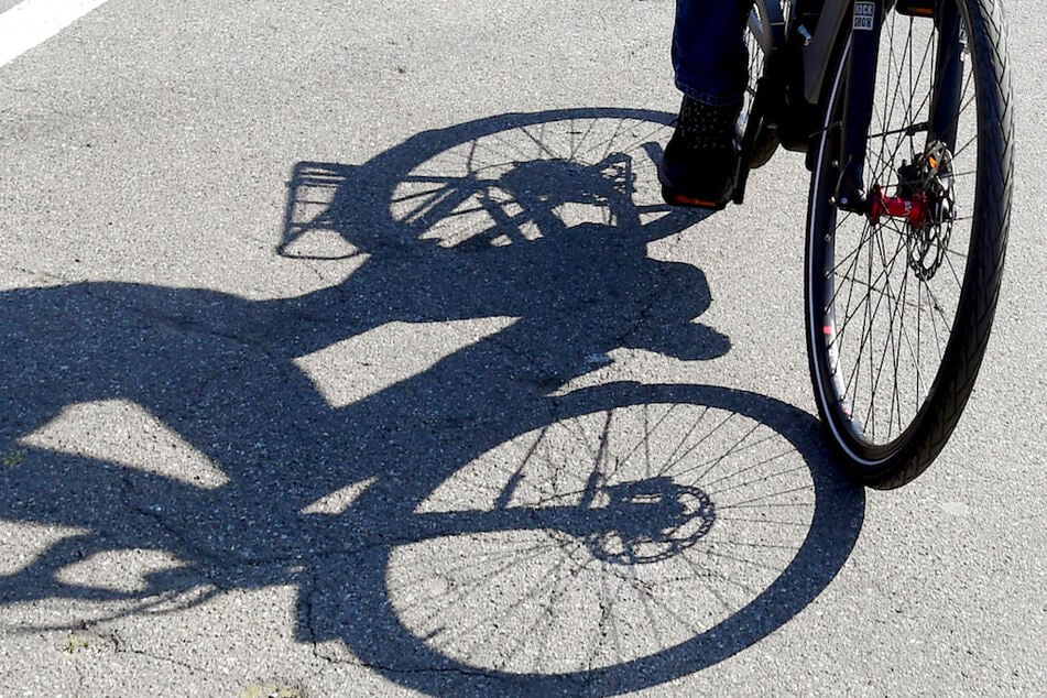 Ein Radfahrer stürzte in Augsburg, nachdem er ein Kind geschlagen hatte. (Symbolbild)