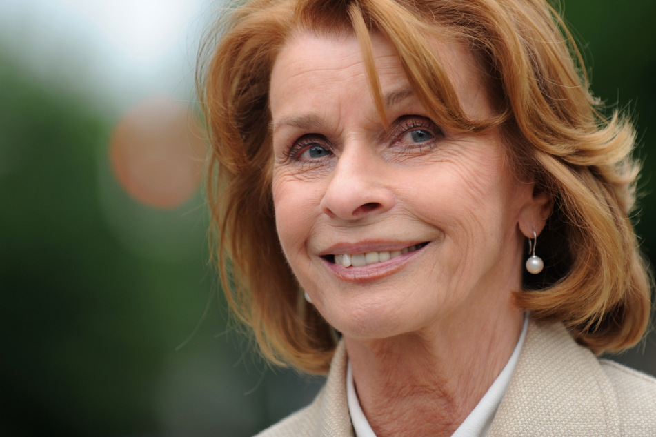 Senta Berger (79) fordert mehr Gleichberechtigung und Entlastung für Frauen.