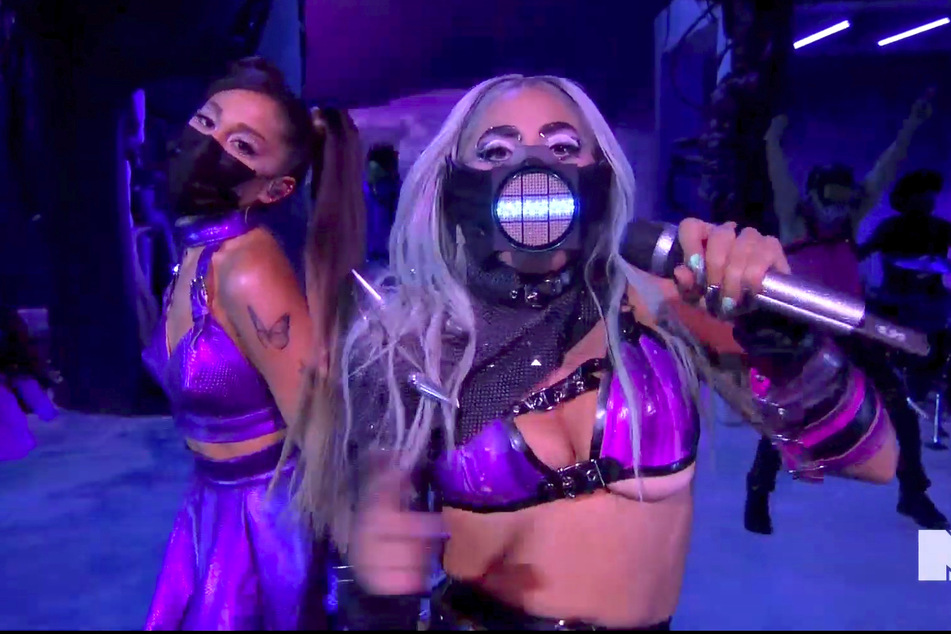 Ariana Grande (l) und Lady Gaga performen während der MTV Video Music Awards ihren Song "Rain On Me".