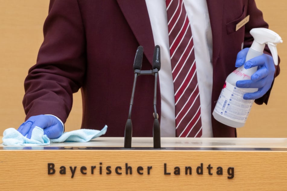 Der Rednerpult im bayerischen Landtag wird nach jeder Rede desinfiziert.