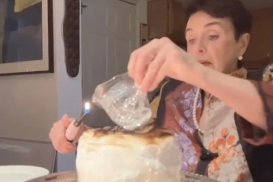 Oma Ann hatte sich mit der Menge an Alkohol auf der Torte vertan.