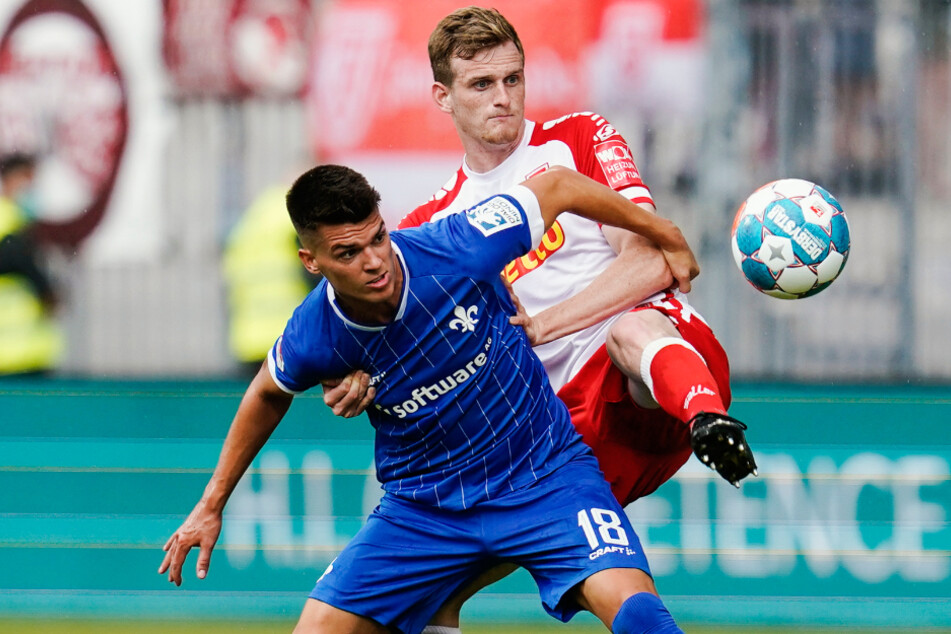 Einen Zweikampf zwischen Darmstadts Mathias Honsak (25, l.) und Regensburgs Scott Kennedy (25) wird man zum Zweitliga-Saisonstart am kommenden Samstag leider nicht sehen.