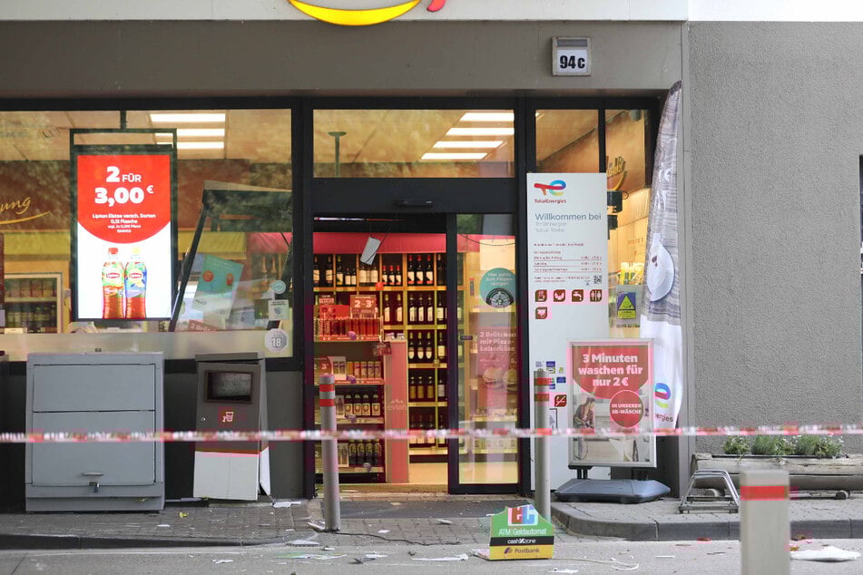 Geldautomat gestohlen! Täter kommen mit Radlader vorgefahren