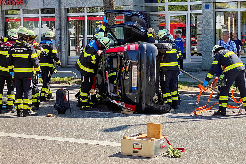Ein Fiat kam nach einem Unfall auf der Wasserburger Landstraße in München auf der Seite zum Liegen.