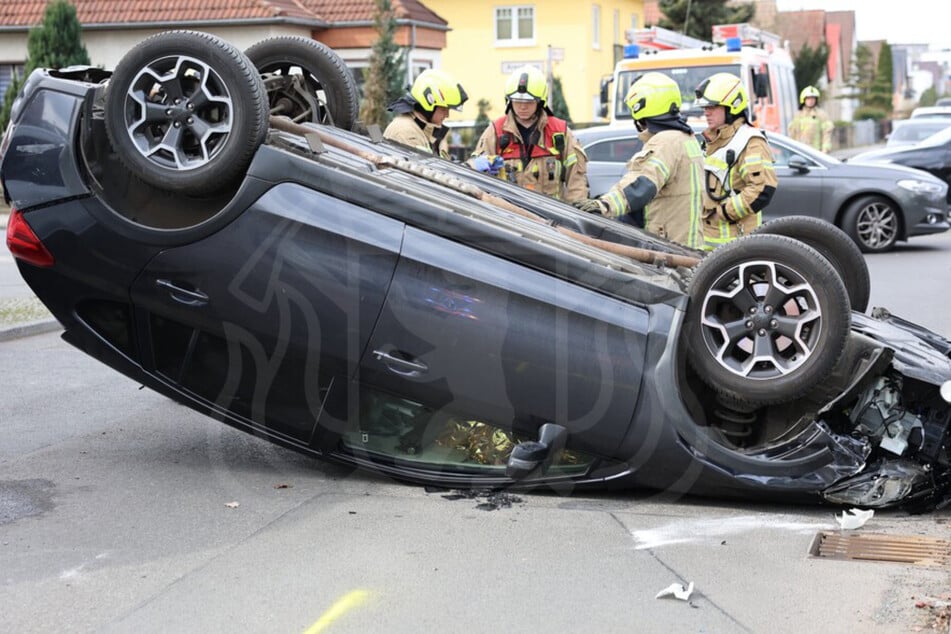 Das Auto blieb auf dem Dach liegen.