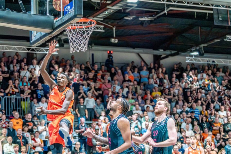 Ein gutes Omen? Im April gewannen die Niners ihr Heimspiel gegen Bonn 80:66. Kann Chemnitz Tylor Ongwae (l.) diesmal wieder reihenweise die Bälle den Baskets in den Korb legen?