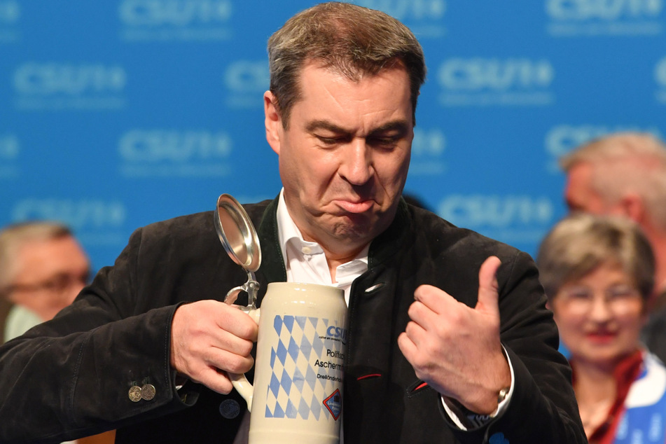 Markus Söder (54), CSU-Vorsitzender und Ministerpräsident aus Bayern, trinkt beim Politischen Aschermittwoch 2020 der CSU ein Bier.