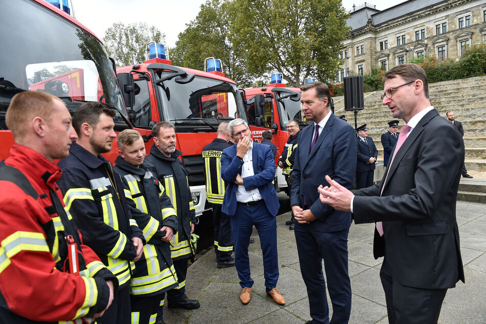 Sachsen Innenminister Roland Wöller hat die neuen Löschgruppenfahrzeuge feierlich übergeben.