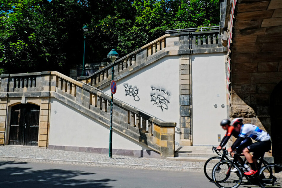 Vandalen haben die Kaßbergauffahrt mit Graffiti beschmiert.