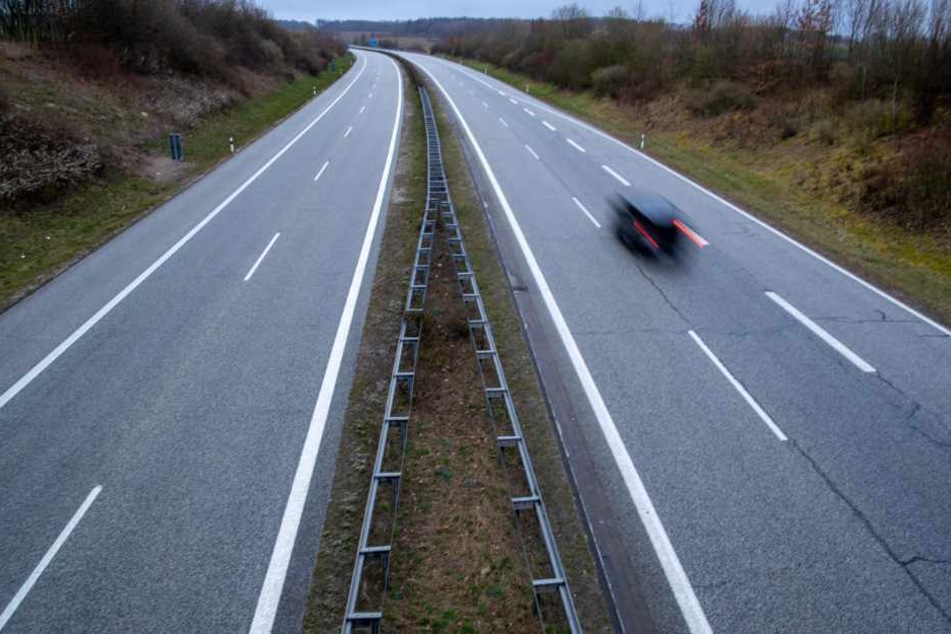 Mecklenburg-Vorpommern, Bobitz: Nur ein Auto ist am Sonntagmorgen auf der Ostsee-Autobahn A20 zu sehen.