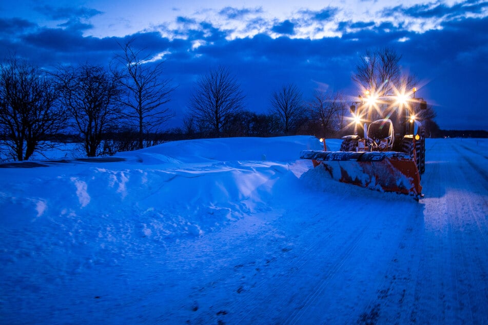 Ein Streufahrzeug hat die Rentnerin überrollt. (Symbolbild)