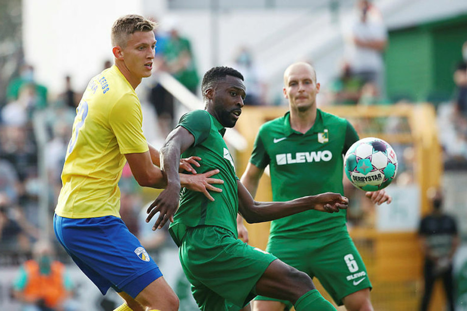 Stephané Mvibudulu (M.) hatte mehrere gute Gelegenheiten zu einem Tor in Durchgang eins.