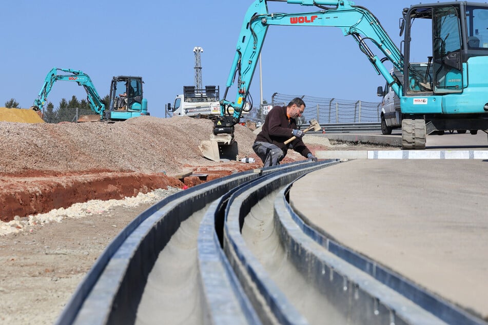 Hier werden neue Wasserrinnen verlegt.