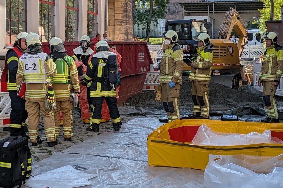 Löschzüge der Feuerwachen Übigau und Löbtau rückten am Dienstagvormittag zum Walther-Pauer-Bau der TU Dresden aus.