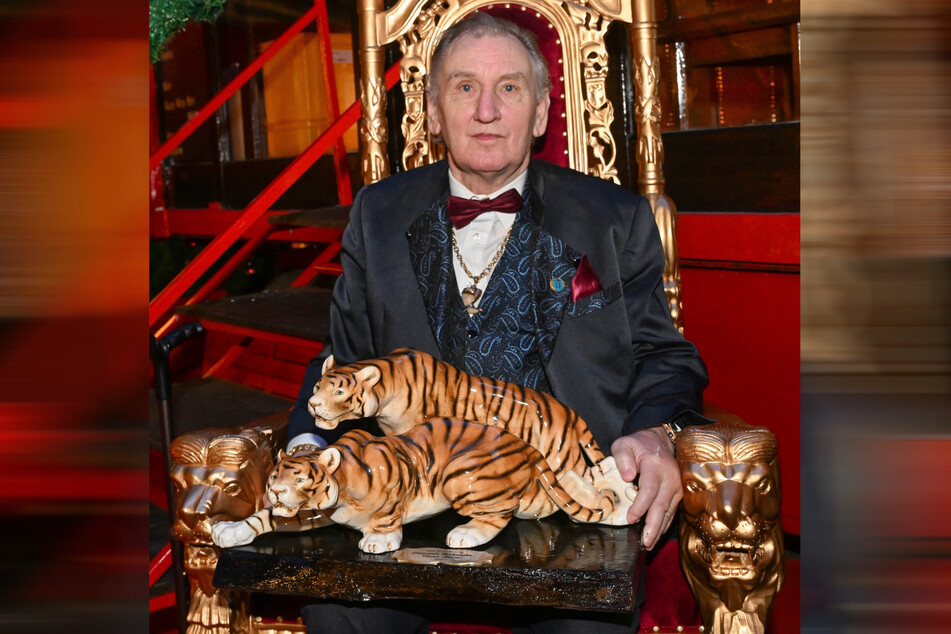 Mario Müller-Milano (74) trennt sich für Lacey von seinen zwei Porzellan-Tigern.