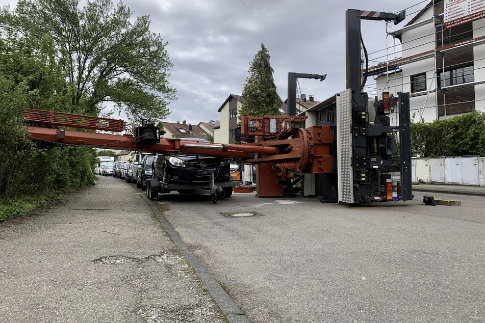Baukran kippt um und kracht auf Sprinter und Garage