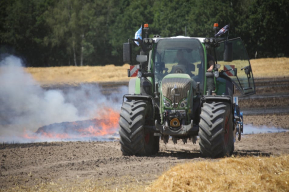 Der Landwirt wollte sein Feld noch selbst löschen.