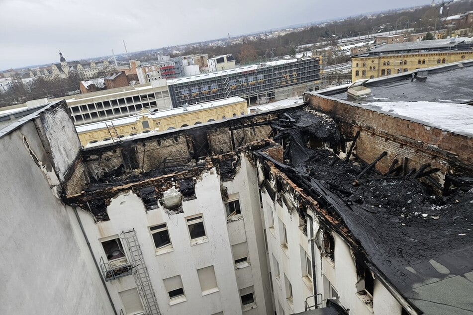 Der Dachstuhl ist nach dem Feuer und den Löscharbeiten einsturzgefährdet.