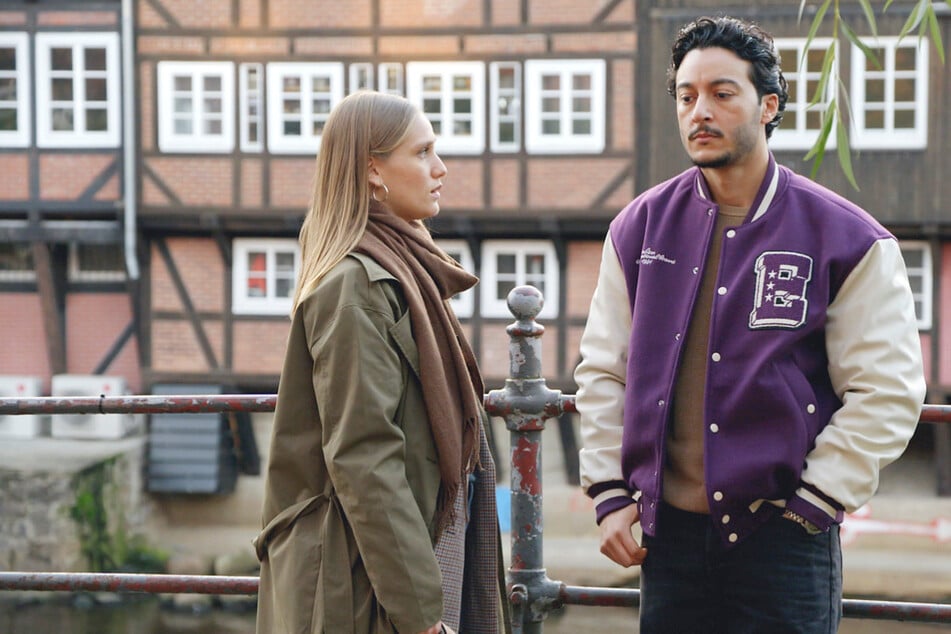 Bella (Alessia Mozzala, 25) versucht verzweifelt, Elyas (Mehmet Daloğlu, 29) ihre Beweggründe zu erklären. Doch er blockt ab – eine Versöhnung scheint ausgeschlossen.
