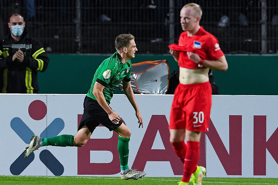 Herthas Dennis Jastrzembski (r.) kann beim 1:1 von Thorben Deters nur noch zusehen.