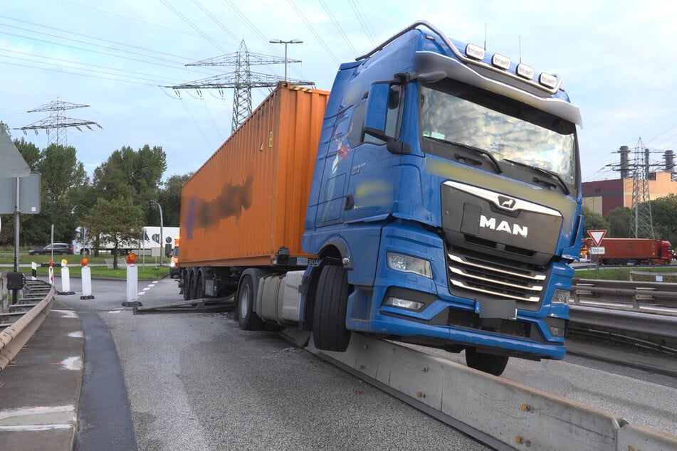 Am Freitagmorgen ist ein Lkw auf der A7 in Hamburg gegen eine Leitplanke gefahren.