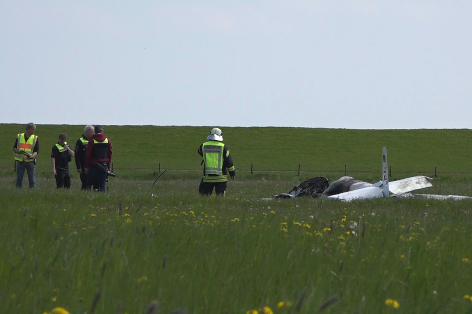 Beim Landeanflug auf den Jade-Weser-Airport ist am Montag ein Ultraleichtflugzeug abgestürzt. Zwei Menschen kamen ums Leben.