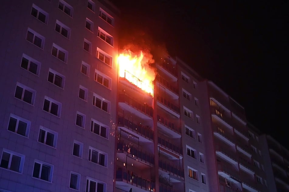 In der achten Etage brannte es heftig auf einem Balkon.